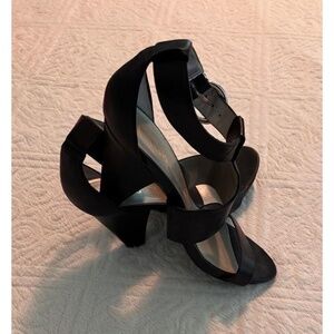 Me Too Sandals Womens Size 9.5 Med Black Open Toe Ankle Strap Buckle Sleek Chic